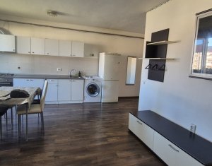 Apartament trei camere, semidecomandat, strada Porii