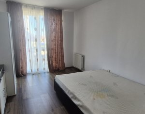 Apartament trei camere, semidecomandat, strada Porii
