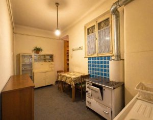 Apartament central, la curte comuna, Motilor, 56 mp